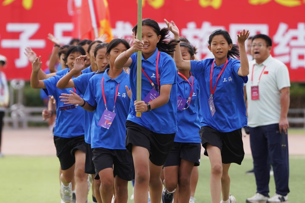 新疆喀什举办青少年女子足球民族团结友谊赛 促