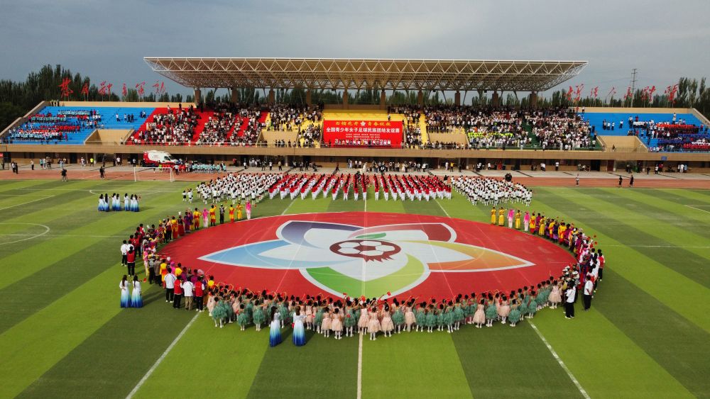 新疆喀什举办青少年女子足球民族团结友谊赛 促