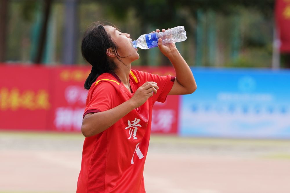 新疆喀什举办青少年女子足球民族团结友谊赛 促
