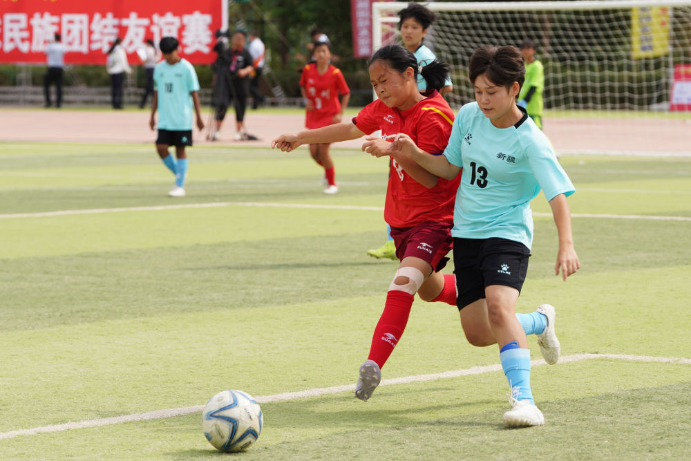新疆喀什举办青少年女子足球民族团结友谊赛 促