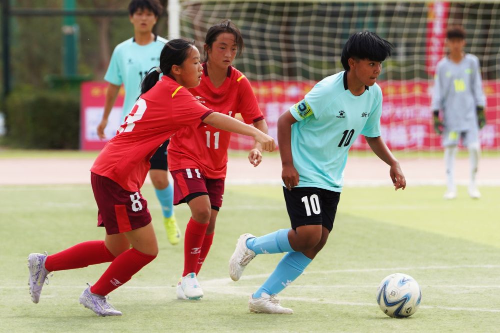 新疆喀什举办青少年女子足球民族团结友谊赛 促