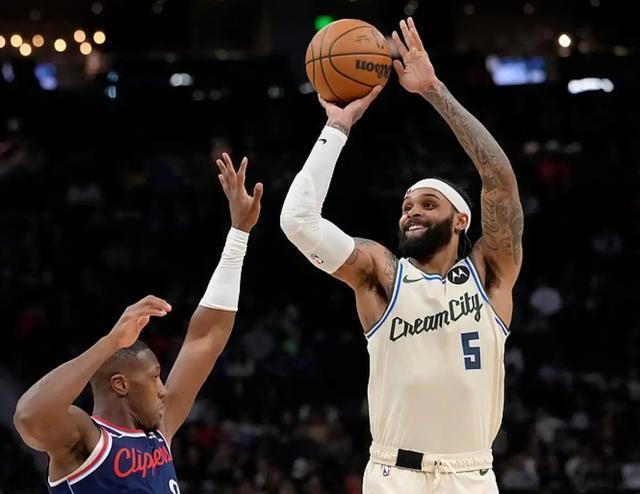 快船客场力克雄鹿 小特伦特36分难挽败局